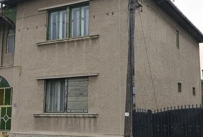 Casă cu Teren 1886 Mp în Central - 2