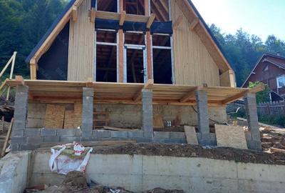 Casă cu 3 camere cu Teren 300 Mp în Central - 1