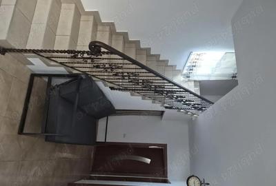 Casă cu 4 camere cu Teren 427 Mp în Central - 2