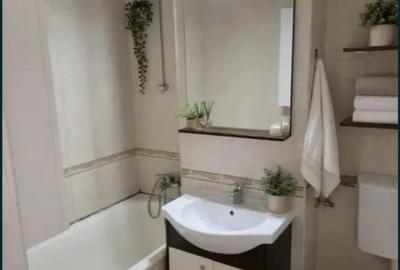 Apartament cu 3 camere decomandat în Hărmanului