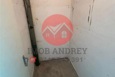 Apartament cu 3 camere decomandat în Neptun