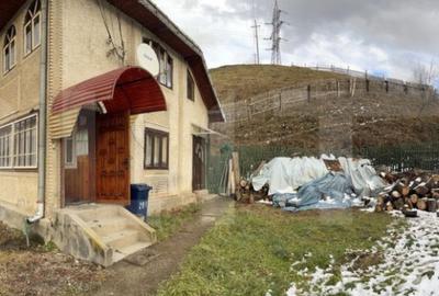 Casă cu 4 camere cu Teren 700 Mp în Central - 1