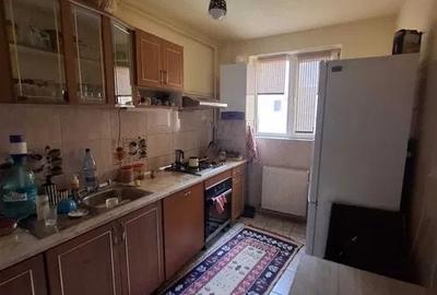 Apartament cu 4 camere semidecomandat în Tractorul - 5