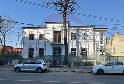 Casă individuală cu 10 camere în Ultracentral