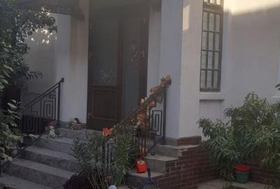 Casă cu 5 camere cu Teren 250 Mp în Central - 3