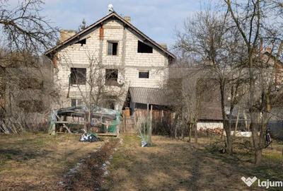 Casă cu 7 camere cu Teren 1656 Mp în Central - 18