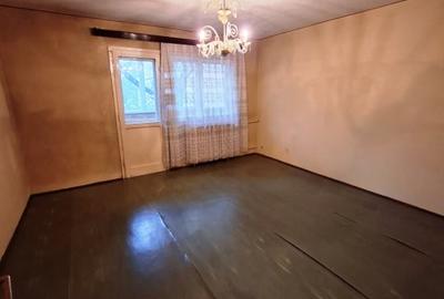 Titan Metrou 2 camere decomandat etaj 1 - 9