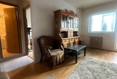 Apartament cu 4 camere semidecomandat în Olteniței
