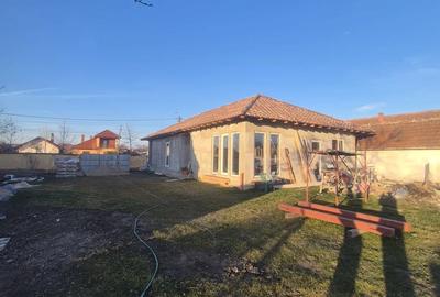 Casă cu 3 camere cu Teren 1800 Mp în Central - 1