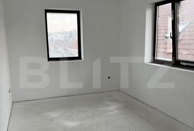 Casă cu 7 camere cu Teren 984 Mp în Central