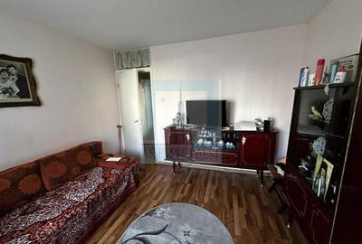 Apartament cu 3 camere decomandat în Tractorul - 2