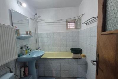 Apartament cu 4 camere decomandat în Republicii
