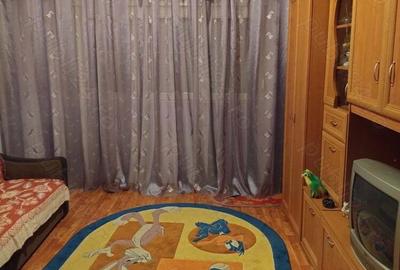 Proprietar vand apartament 3 camere parter Caransebe? - 2