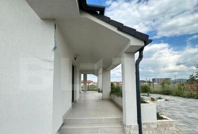 Casa cu 4 dormitoare, 4 bai si 2 bucatarii, terasa si beci - 2