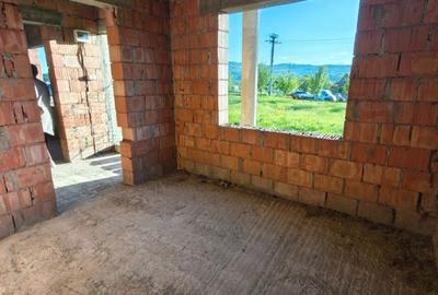 Casă cu 4 camere cu Teren 1600 Mp în Dăești - 9