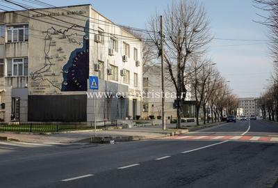 Apartament cu 4 camere decomandat în Central