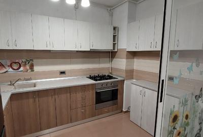 Apartament cu 3 camere decomandat în Tractorul - 9