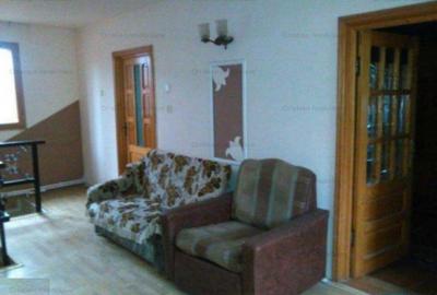 Casă cu 14 camere cu Teren 330 Mp în Central