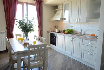 Apartament cu 3 camere semidecomandat, mobilat în Central