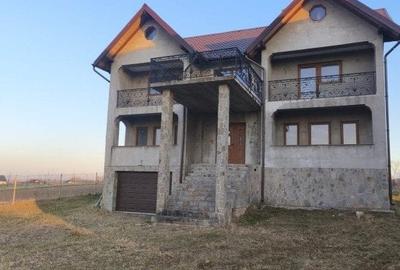 Casa finisata, teren 2500mp, Marginea