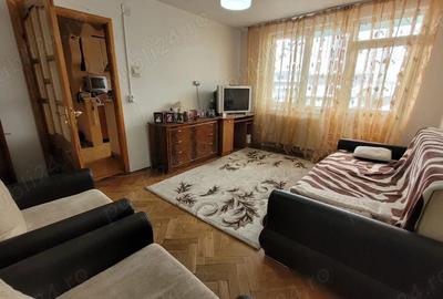 Apartament cu 3 camere semidecomandat în Central - 1