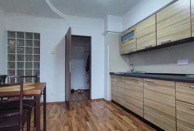 Apartament cu 2 camere decomandat în Trocadero