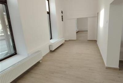 Spațiu comercial, de 72 mp, în Central - 6