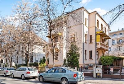 Casă individuală cu 8 camere în Capitale