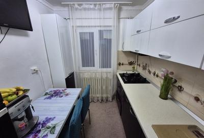 Apartament cu 3 camere semidecomandat în Podu Roș - 1