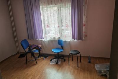 Apartament cu 3 camere semidecomandat în 9 Mai - 7