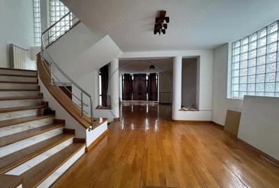 Casă cu 4 camere cu Teren 273 Mp în Central - 2