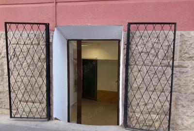 Dau in chirie spa?iu comercial in CF, ultracentral,intrare din strada,renovat,utilita?i separate, g - 1