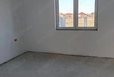 Casă cu Teren 300 Mp în Zimandu Nou