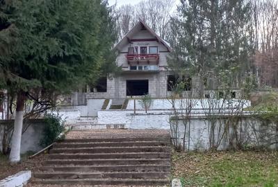 Casă cu 20 camere în Central - 1