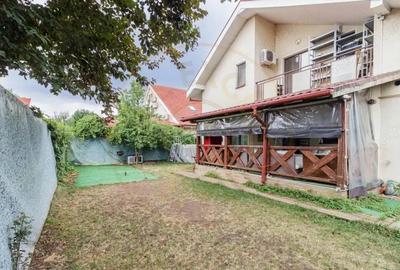 Casă cu Piscina în Central