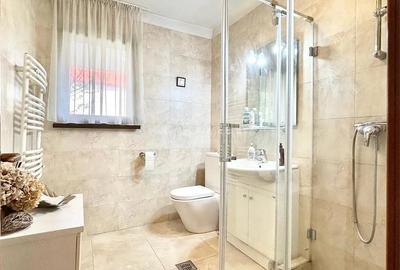 Casă cu 8 camere cu Teren 903 Mp în Odăile