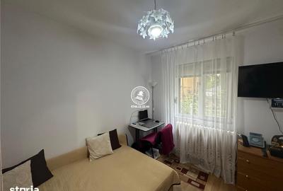 Apartament cu 3 camere semidecomandat, mobilat în Podul de Piatră