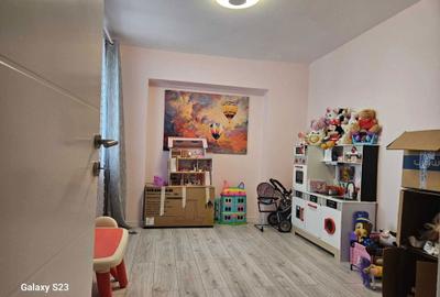 Apartament cu 3 camere decomandat în Exterior Vest