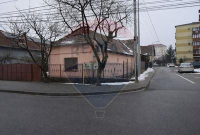 Casă cu 3 camere cu Teren 250 Mp în Central - 1