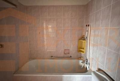 Casă individuală cu 4 camere cu Canalizare în Km 5 - 11