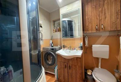 Apartament cu 3 camere semidecomandat în Craiovița Nouă