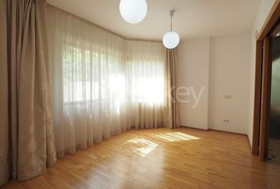 Vila nemobilata in complex cu piscina | 2 garaje - 7