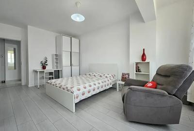 Garsonieră decomandată în Titan