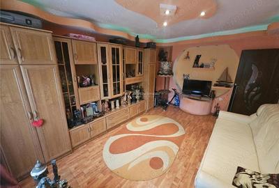 Apartament cu 3 camere decomandat în Micro IV