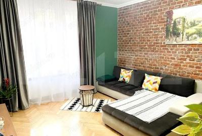 Apartament cu 3 camere semidecomandat, mobilat în Central