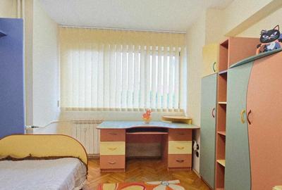 Apartament 4 camere de inchiriat, Blvd. Dacia - 16