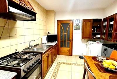 Apartament 3 camere modern,cu boxa,balcon,loc parcare,parter, zona 1 Mai - 4