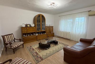 Apartament cu 3 camere, 2 bai si 2 balcoane, decomandat et , cartier MV1 - 5