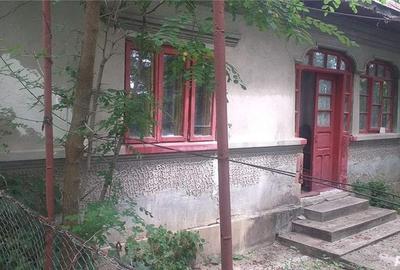 Casă cu 6 camere cu Teren 4000 Mp în Petrești - 1