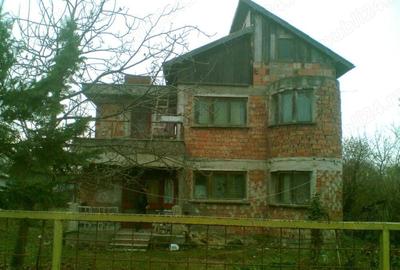 Casă cu 6 camere cu Teren 1400 Mp în Prisăcani - 1